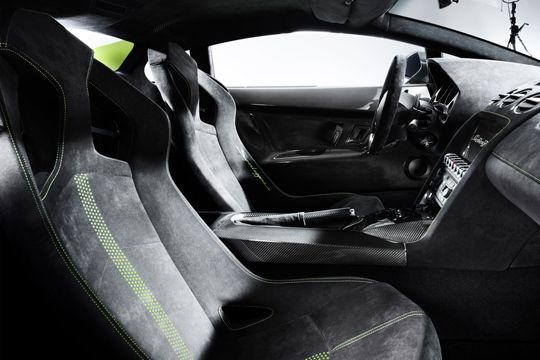 Lamborghini achtet auch im Innenraum auf das Gewicht: die Abdeckung des Mitteltunnels sowie die Sitzschalen bestehen aus CFK. (Archiv: Vogel Business Media)
