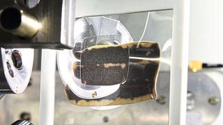 Fragmente der Qumran-Rollen, die 2006 bis 2010 an der BAM untersucht wurden. (BAM)