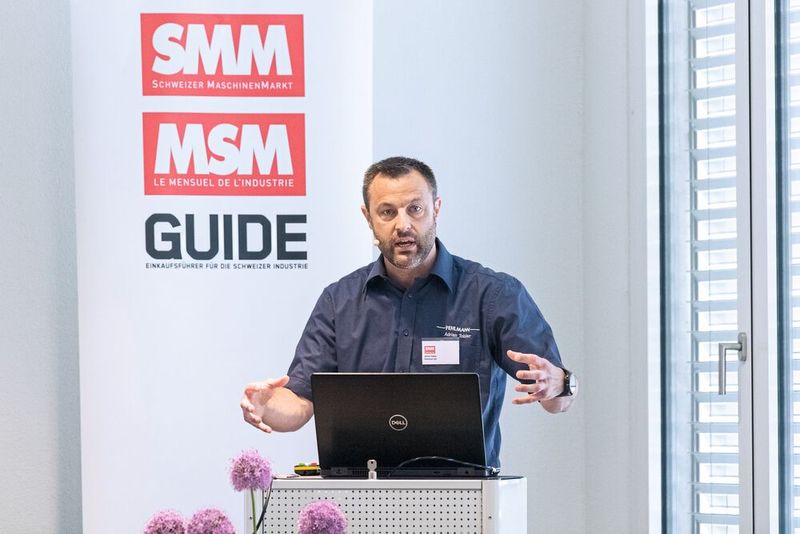 Adrian Tobler, Verklaufsleiter Schweiz bei der Fehlmann AG begrüsst der Besucher der SMM Technologietage. (Bild: Thomas Entzeroth)