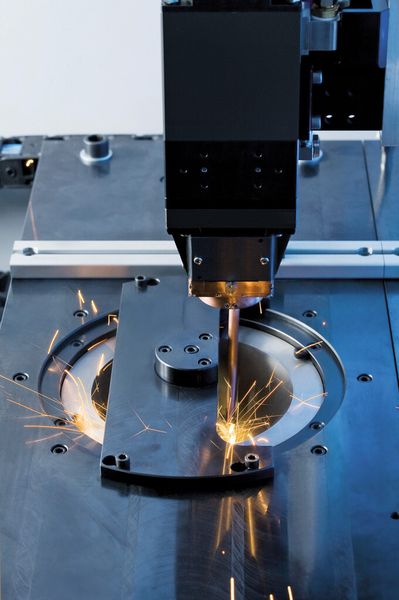 Energieeffizientes Fügen: Die Kosten beim Schweißen eines Synchronrades auf ein Zahnrad ließen sich mit dem Faserlaser in der Schweißmaschine halbieren. (Bild: Emag)