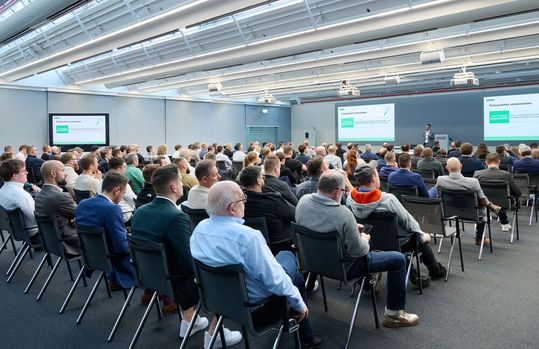 The expert presentations offered exciting insights into the digital world of Arburg: Lukas Krüger, Technical Sales, explained how the digital assistants of the Arburg control system can increase efficiency in companies.(Source:  Arburg)
