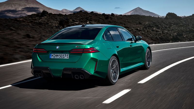 Am Heck fällt der große Diffusor sofort ins Auge. (Bild: BMW Group)