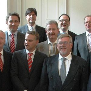 Der neu gewählte Vorstand der Deutschen Bauchemie (hinten v.l.): Dirk Sieverding, Dr. Jochen Billecke, Rolf Wöhrle, Joachim Straub; davor v.l. Johann Köster, Peter Summo, Dr. Erhard Jacobi, Dr. Alfred Kern, Hauptgeschäftsführer Norbert Schröter; vorne v.l.: Steffen Rüdiger und Dr. Claus-Michael Müller (Bild Deutsche Bauchemie e.V.)