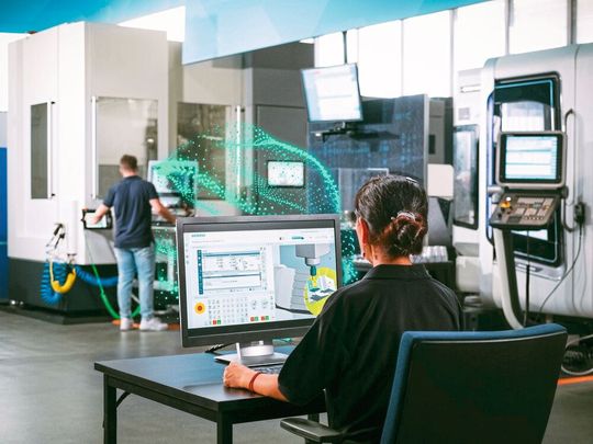 Siemens erweitert das Angebot rund um die „Digital Native“-CNC Sinumerik One. Mit dem digitalen Zwilling der Zerspanung, Run MyVirtual Machine, kann das NC-Programm virtuell am Computer simuliert, getestet und eingefahren werden. Siemens erweitert das Angebot rund um die „Digital Native“-CNC Sinumerik One. Mit dem digitalen Zwilling der Zerspanung, Run MyVirtual Machine, kann das NC-Programm virtuell am Computer simuliert, getestet und eingefahren werden.