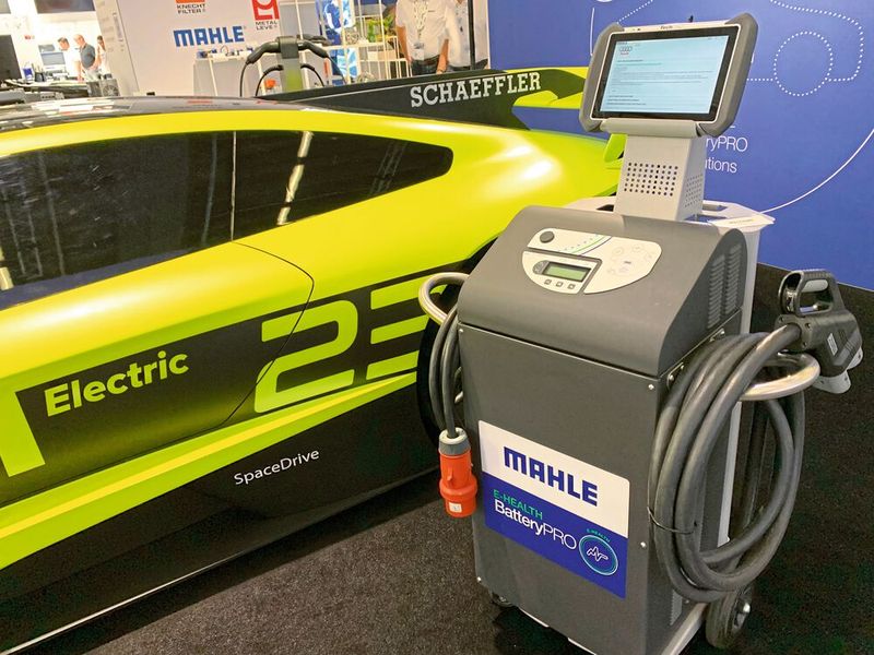 Mahle ermittelt Daten für den  SoH-Test nicht nur über die OBD-Schnittstelle, sondern auch  über die Ladesteckdose. (Bild: Schmidt/autoFACHMANN)