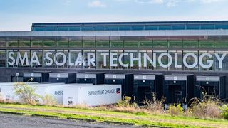 Alles andere als gut, läuft es seit einiger Zeit nichzt so super. Wie so viele, in diesen Zeiten, muss auch der Spezialist für Wechselrichter nun Sparmaßnahmen einleiten, um handlungsfähig zu bleiben. Das schließt Stellenstreichungen leider nicht aus, wie das Management informiert. (Bild: SMA Solar)