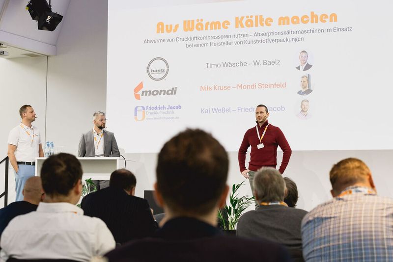 Ein anschauliches Praxisbeispiel für Effizienz und Förderpotenziale präsentieren Timo Wäsche (Baelz, rechts), Nils Kruse (Mondi Group, links) und Kai Weßel (Friedrich Jacob, Mitte): Wie die „Hummel“ Abwärme aus Kompressoren in nutzbare Energie verwandelt.  (Bild: Stefan Bausewein)