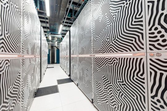 Europas schnellster Supercomputer, ein Rechner der Superlative, wurde in nur acht Monaten aus 50 Containern modular aufgebaut.(Bild:  Forschungszentrum Jülich)