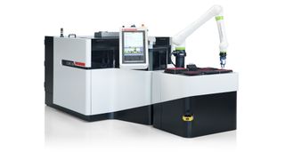 Die spitzenlose Rundschleifmaschine Tschudin Cube 350 ist ideal für die Bearbeitung kleiner Losgrößen mit Teiledurchmessern ab 0,2 mm. Hier mit einem Roboter abgebildet. (Bild: Tschudin AG)