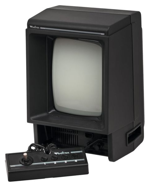 Grandios gescheitert: 40 Jahre Vectrex. Manche Entwicklungen sind ihrer Zeit voraus. Andere wiederum sind schlicht nicht gut genug, um sich durchzusetzen. Das Vectrex ist in beiden Kategorien zu finden. Als die stationäre Spielkonsole im November 1982 in den USA erschien, war die Idee dahinter revolutionär: Das Gerät benötigte dank integriertem 9-Zoll-CRT keinen Fernseher, an den es angeschlossen werden musste, und durch mitgelieferte Klebefolien für den Bildschirm waren erstaunliche Grafiken möglich. Eine weitere Besonderheit war der namensgebende Vektormonitor. Ein Vektor-CRT-Display wie das des Vectrex benötigt keine spezielle Röhre und unterscheidet sich von herkömmlichen rasterbasierten Fernsehgeräten nur durch die Steuerschaltungen. Es gibt eine spezielle Schaltung, die den Elektronenstrahl abschaltet, wenn der Vektorgenerator ausfällt. Dadurch wird ein Einbrennen der Leuchtstoffe auf dem Bildschirm verhindert. Dem Erfolg nützt die spannende Technik jedoch nicht. Die Produktion des Vectrex wurde 1984 eingestellt. (MBF) (Bild: CC BY-SA / de.wikipedia.org)