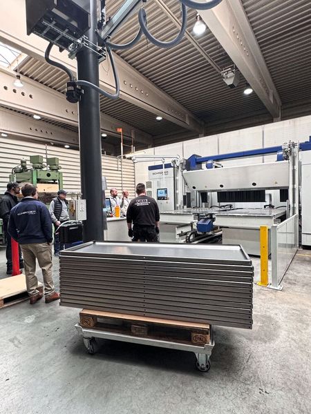 Der amerikanische Vertriebspartner der Schröder Group besuchte FBH mit einer Gruppe von Kunden, um die Schwenkbiegemaschine im Einsatz zu zeigen.  (Bild: Hans Schröder Maschinenbau GmbH)