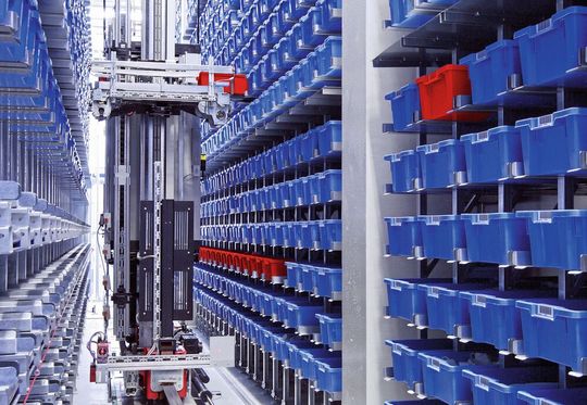 Unitechnik favorisiert in seinen AKL genormte, förderfähige Kunststoffbehälter, die die Prozesssicherheit eines automatischen Logistiksystems wesentlich unterstützen. Unitechnik favorisiert in seinen AKL genormte, förderfähige Kunststoffbehälter, die die Prozesssicherheit eines automatischen Logistiksystems wesentlich unterstützen.