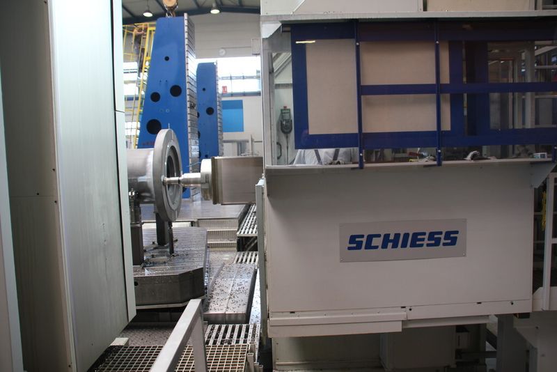 Der Gigant unter den Maschinen, besitzt einen komplett hydrostatischen Tragbalken, damit man auch bei diesen Dimensionen die nötige Präzision erreicht. Zu sehen ist, wie ein Propellerantrieb für eine Bohrinsel gefertigt wird. (Bild: Sonnenberg)