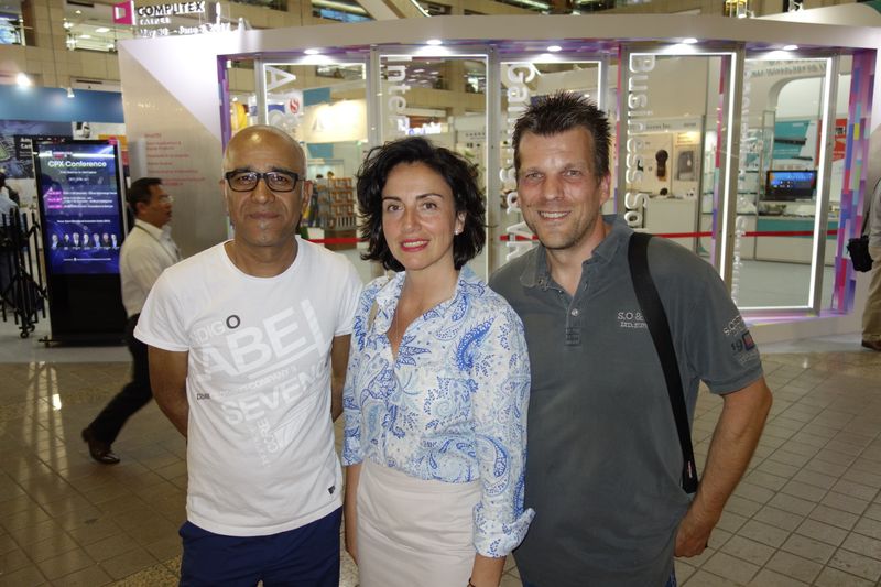 (v. l.)  Barialai Sarwari, Shuttle, mit Sumru Gerken und Stefan Schönenberg, Ingram Micro. (Bild: IT-BUSINESS)