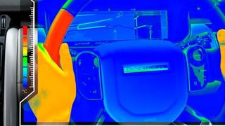 Jaguar Land Rover arbeitet an einem Lenkrad, das bestimmte Bereiche erwärmt und so mit dem Fahrer kommuniziert. (Jaguar Land Rover)