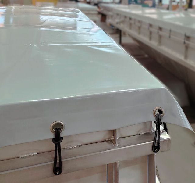 Die Abdeckplane lässt sich über Einhängeösen und Exzenterspanner mit wenigen Handgriffen öffnen und hält gleichzeitig die Staubbelastung in der Anlage gering. (Bild: J. Engelsmann)