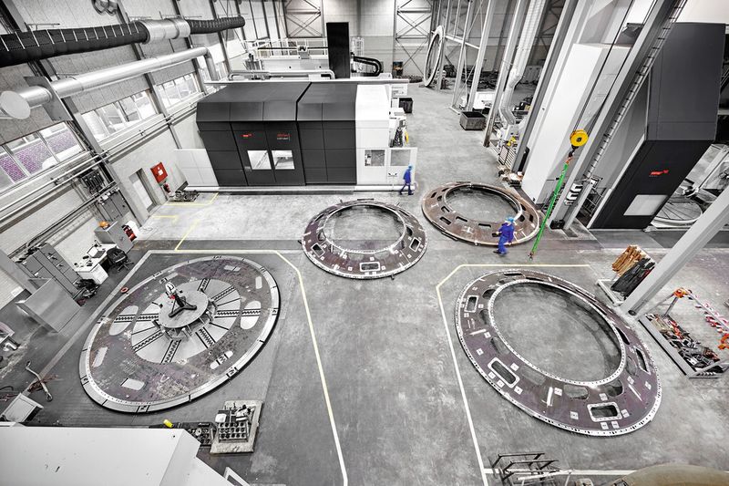 XXL-Produktion in Jütland: Dank seiner Karusselldrehmaschinen kann der Familienbetrieb in einer Aufspannung Bauteile bis 7500 mm Durchmesser und einer Höhe von mehr als 3000 mm fertigen. (Bild: Starrag/Ralf Baumgarten)