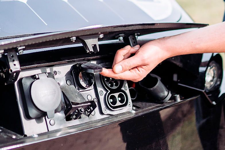 Zum Laden kann der Fahrer einen gewöhnlichen Haushaltsstecker ebenso nutzen wie die konkurrierenden Systeme CCS und Typ 2. (Bild: Sono Motors)