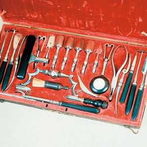 Besteckkasten mit Instrumenten zur Schädelöffnung aus dem 17./18. Jahrhundert. Bild: Aesculap