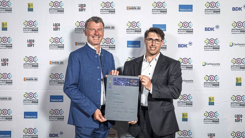 Heinz Kühne aus Bad Düben war beim Automotive Business Award 2023 erfolgreich in der Kategorie Service – und das im Jahr des 90. Unternehmensjubiläums. Die Jury hat am Kühne-Standort Wiedemar ein top aufgestelltes Autohaus mit starker Nutzfahrzeugorientierung angetroffen. (Bild: Stefan Bausewein)