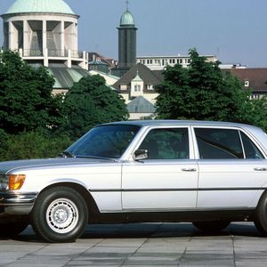 Big block Made in Germany: Der Motor des 450 SEL 6.9 leistet 210 kW (286 PS), das maximale Drehmoment beträgt 550 Nm bei 3.000 1/min. Über den Drehzahlbereich von 1.000 bis 4.200 1/min fällt das Drehmoment nicht unter 490 Nm. Laut Werner Oswald erreicht der 450 SEL 6.9 eine Spitzengeschwindigkeit von 225 km/h. Messungen von auto motor und sport aus dem Jahr 1975 ergaben eine Höchstgeschwindigkeit von 234 km/h und einen Testverbrauch von 23,2 Liter auf 100 Kilometer. In einem Test der Automobil Revue 1976 wurde bei einem Testverbrauch von 19,9 Liter und eine Höchstgeschwindigkeit von 237 km/h ermittelt.(Bild:  Mercedes-Benz)