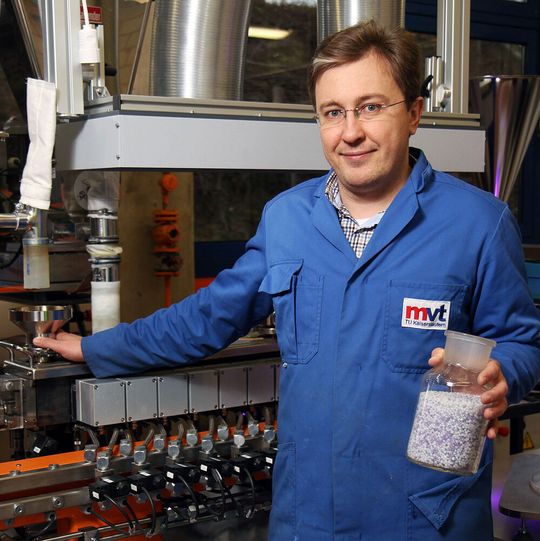 Prof. Sergiy Antonyuk untersucht die Eigenschaften von Pulvern. Prof. Sergiy Antonyuk untersucht die Eigenschaften von Pulvern.
