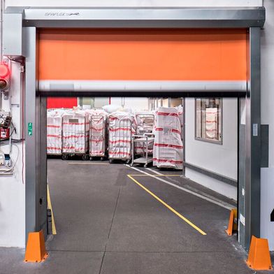 Das Schnelllauftor von Efaflex sorgt für konstantere Temperaturen im Auslieferungslager der Josef Urzinger GmbH. (Bild: Efaflex Tor- und Sicherheitssysteme)