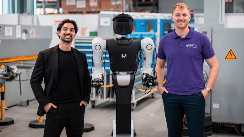 Nucleus Robotics und igus treiben gemeinsam die Skalierung humanoider Roboter in der Intralogistik voran. Im Bild: Melvin Schwarz, CEO Nucleus Robotics (links) und Julian Ruwe, Teamleiter Vetriebsinnendienst RBTX (rechts). (Bild:  Nucleus Robotics)
