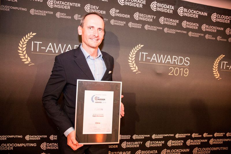 Mathias Büttner nimmt einen der begehrten Platin-Preise für Citrix mit nach Hause. (Bild: artful rooms / VIT)