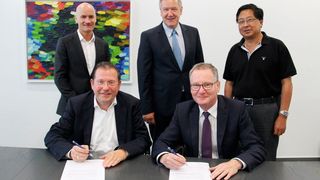 Unterzeichnung der Kooperationsvereinbarung (v.l.): Andreas Rau, Thomas Rilke, Klaus Hengsbach, Roland Bent und Dr. Pinsheng Du.
 (Phoenix Contact)