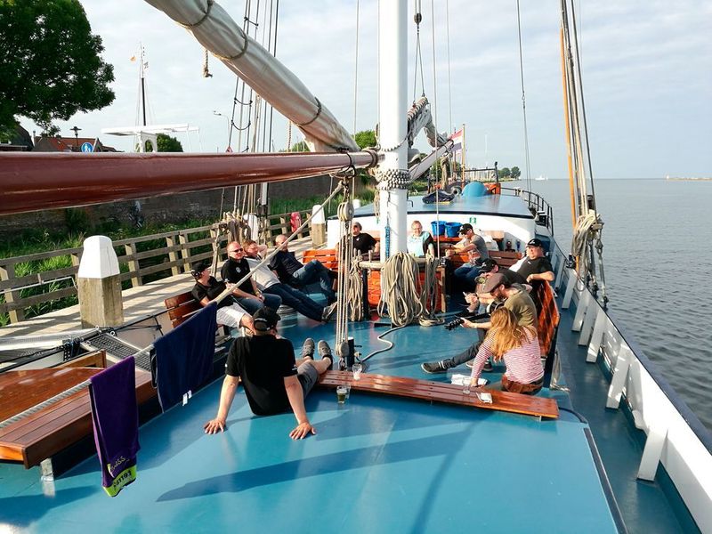 An Deck genossen die Teilnehmer die Abendsonne. (Emendo)