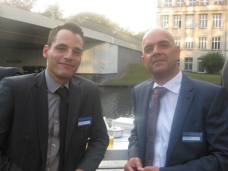 Manuel Schramm (li.) und Gunther Dietrich (re.) vom apia Systemhaus genießen den Abend. (VBM-Archiv)