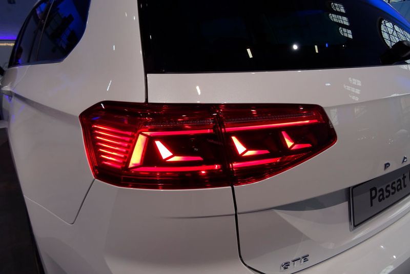 Die Bremsleuchten verändern beim Bremsen ihre Form. Das soll die Aufmerksamkeit der nachfolgenden Fahrer erhöhen. (Seyerlein / »kfz-betrieb«)