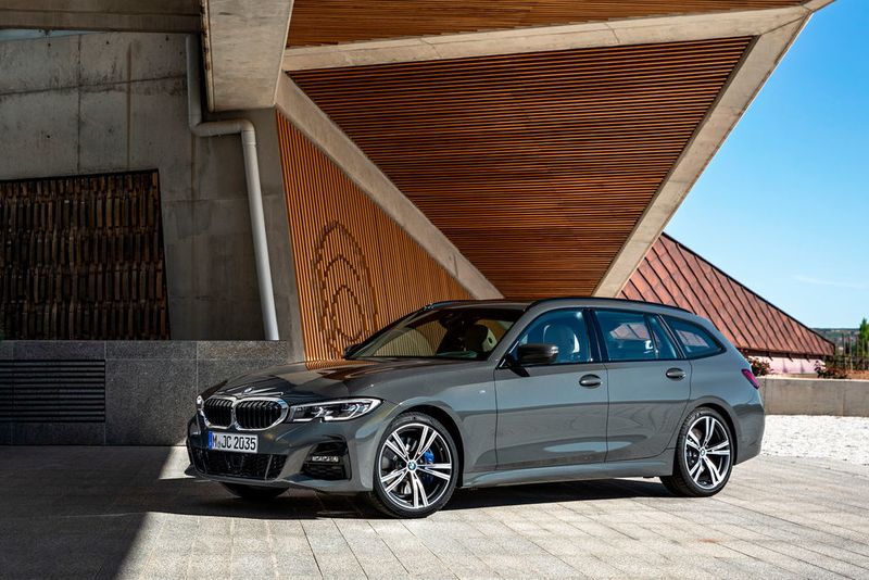 Dafür punktet der 3er Touring mit praktischen Lösungen wie einer separat zu öffnenden Heckscheibe, Anti-Rutsch-Schienen und Staufächern für Abdeckrollo und Trennnetz. (BMW)