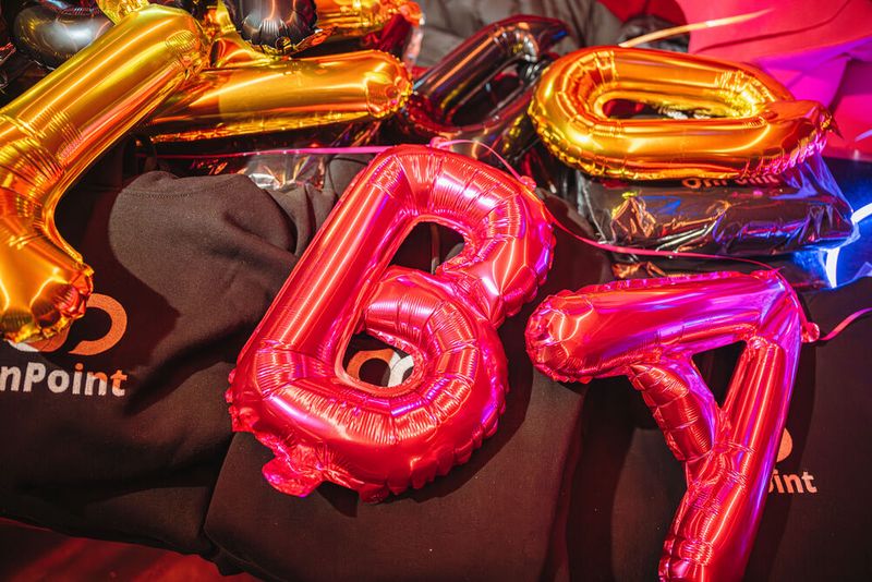 Die Vorbereitungen für die 90er-Party. (Bild: HateAid)