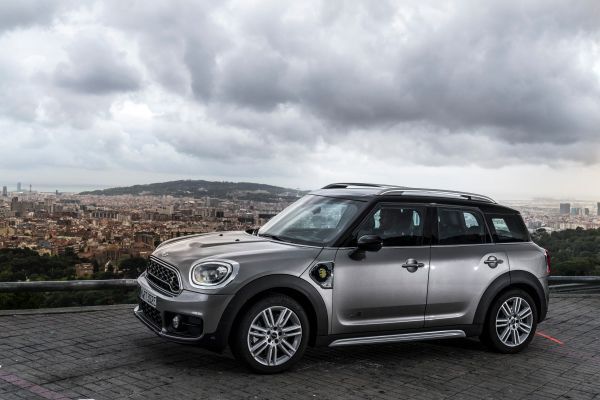 Der MINI Cooper S E Countryman ALL4 ist der erste Mini, bei dem ein Plug-in-Hybrid-Antrieb die Möglichkeit zu rein elektrischer und damit lokal emissionsfreier Mobilität eröffnet. (Mini)