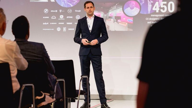 Philipp Kranich, Berater bei The Terail Performance Company, lieferte in seinem Vortrag Pro- und Kontra-Argumente zur Aufnahme einer neuen Fahrzeugmarke in ein Autohaus. (Bild: Stefan Bausewein)