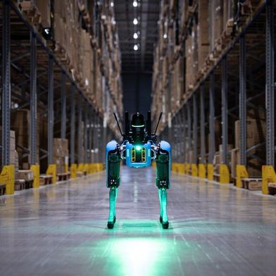 Vernetzte Logistikroboter sollen künftig bei der Otto Group Pakete koordiniert handhaben.  (Bild: Otto Group)