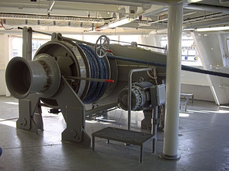 Da der klassische Windenmotor für Kurzzeitbetrieb ausgelegt ist, ist auf diesem Schiff ein Motor ohne Eigenlüfter eingesetzt.