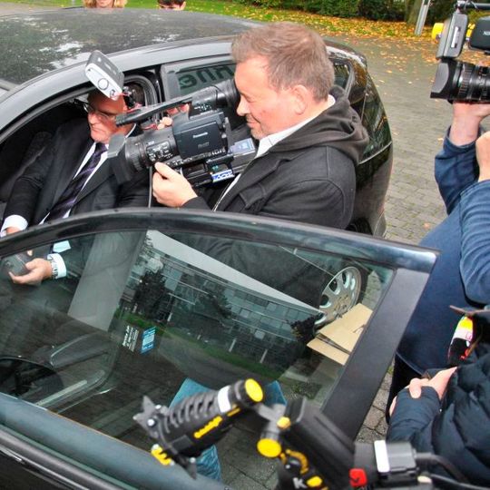Großes mediales Interesse: Torsten Brämer vom TÜV Rheinland demonstriert, wie leicht eine Tachomanipulation heute vonstatten gehen kann.(Foto:  Dominsky)