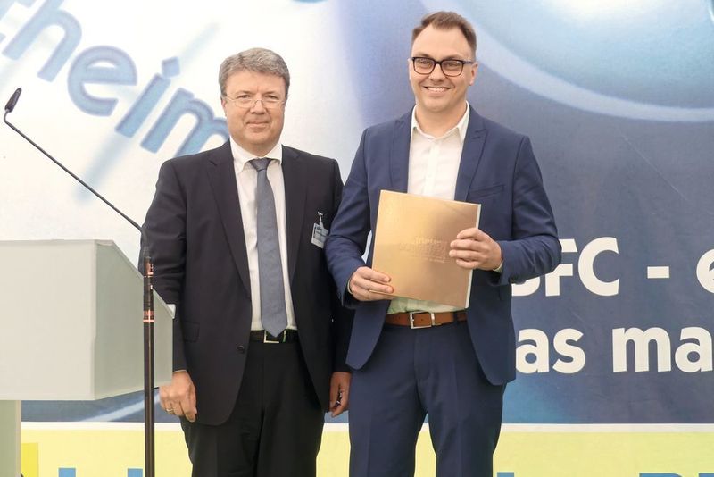 Achim Kreyenpoth (BDK, li.) zeichnete BFC-Absolvent Thiemo Schack für dessen Engagement aus.   (Büttner/»kfz-betrieb«)