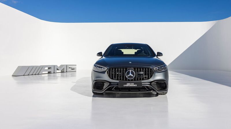 Optisch grenzt sich der AMG durch ein leicht aggressiveres Erscheinungsbild von der normalen S-Klasse ab. (Bild: Mercedes-Benz)