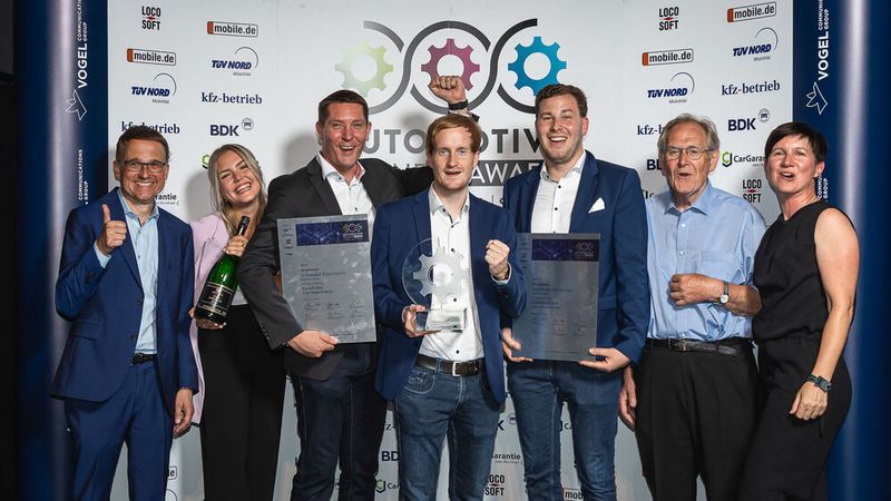 Große Freue beim Autohaus Kunzmann anlässlich der Verleihung des Automotive Business Awards 2022. Vielleicht stehen nächstes Jahr Sie ganz oben?(Bild:  Stefan Bausewein)