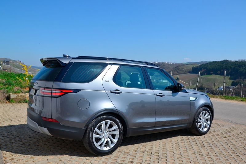 Anders als bei den meisten SUVs fällt die Dachlinie beim Discovery nicht ab. Das kommt vor allem den Insassen der dritten Sitzreihe zugute. (Mauritz / »kfz-betrieb«)