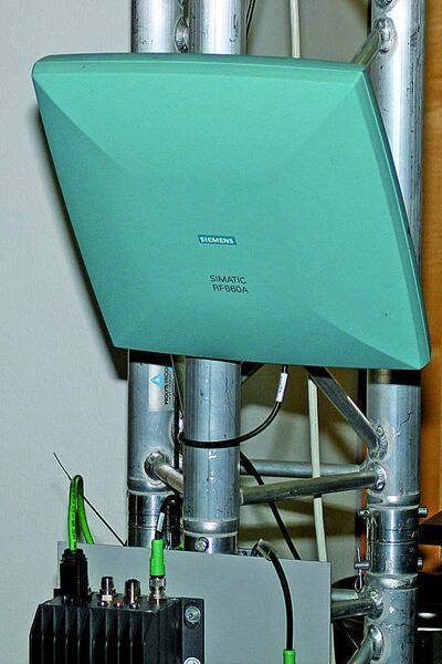 Vier solcher RFID-Antennen vom Typ Simatic RF660A sind zum Beispiel am Portal eines Wareneingangs angebracht, um den ordnungsgemäßen Eingang von Gütern zu überprüfen.Bild: Schäfer (Archiv: Vogel Business Media)