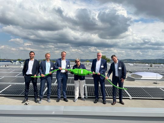 Eröffnung des neuen Solardachs bei Neska in Ladenburg (von links): Emil Issagholian, Gesamtvertriebsleiter Energiedienstleistungen bei der Rheinenergie AG, Holger Mennigmann, dort Prokurist, Joachim Goldbeck, Präsident der Goldbeck-Solar-Gruppe, Susana dos Santos-Hermann, Aufsichtsratsvorsitzende der HGK AG, Achim Südmeier, Vorstand Vertrieb Rheinenergie und Tobias Tacke, PC Leiter Solar Roofs bei Goldbeck Solar.(Bild:  Goldbeck Solar)