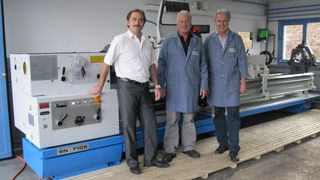 Zufriedene Gesichter nach einwandfreiem Testlauf der neuen Trens SN 710S: Fredy Zweerus/Brändle und die Inhaber der Jost AG, Werner und Joseph Jost (v.l.n.r.). F. Zweerus sagte gegenüber dem SMM, das angesichts der aktuellen Wirtschaftslage, eine solche Investition ein sehr motivierender Einstieg in das neue Jahr sei. (Archiv: Vogel Business Media)