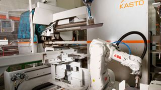 Die Entnahme der Sägeabschnitte und weitere Aufgaben (Entgraten, Anfasen, Zentrieren und Gewindeschneiden, Markieren und Bedrucken bis hin zum Sortieren, Abstapeln und Kommissionieren) können mit der Roboteranbindung Kastosort von Kasto automatisiert werden. Die benötigten Roboter stammen von ABB. (Bild: Kasto)