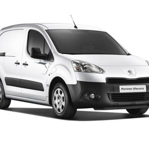 Die Kastenwagenmodelle von PSA, wie der Peugeot Partner, erhalten nun auch einen Elektroantrieb. Der PSA-Partner Mitsubishi entwickelte dafür die Akkus sowie den gesamten elektrischen Antrieb. Der 49 kW starke Elektromotor mit 200 Nm Drehmoment ist nach Angaben des Herstellers im Idealfall für eine Reichweite von 170 Kilometern gut.
