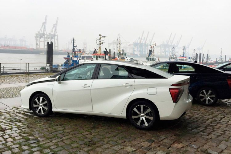 Der Toyota Mirai ging 2015 an den Start und ist eines der ersten Fahrzeuge mit Brennstoffzellenantrieb. (Foto: Autodrom)